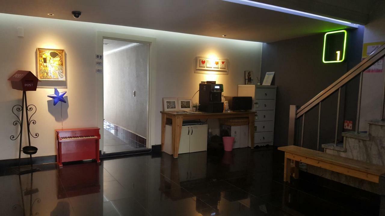 Gwangan Blue Moon Motel Busan Bagian luar foto